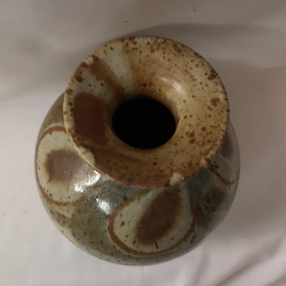 Beautiful Studio Art Pottery Squat Melon Shape Vase Earth Tone Pallet 5.75" Tall - Picture 3 of 5